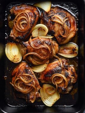 крехки свински пържоли с лук