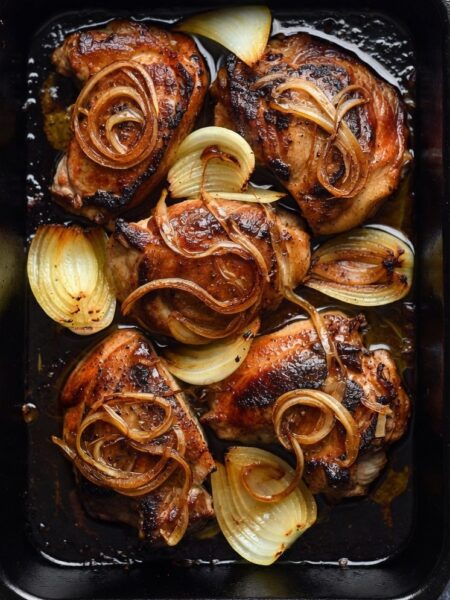 крехки свински пържоли с лук